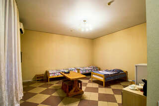 Гостиница Red House Белгород Стандартный четырехместный номер-1