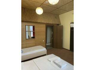 Гостиница Red House Белгород Номер полулюкс с 1 односпальной и 1 двуспальной кроватью-5