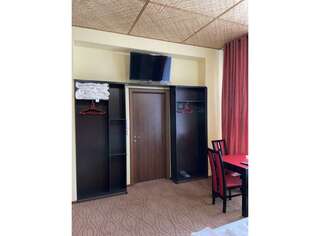 Гостиница Red House Белгород Номер полулюкс с 1 односпальной и 1 двуспальной кроватью-4