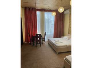 Гостиница Red House Белгород Номер полулюкс с 1 односпальной и 1 двуспальной кроватью-1