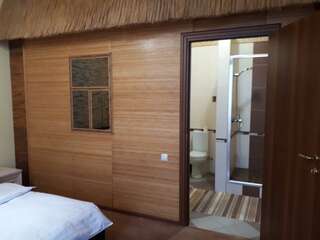 Гостиница Red House Белгород Номер полулюкс с 1 односпальной и 1 двуспальной кроватью-6